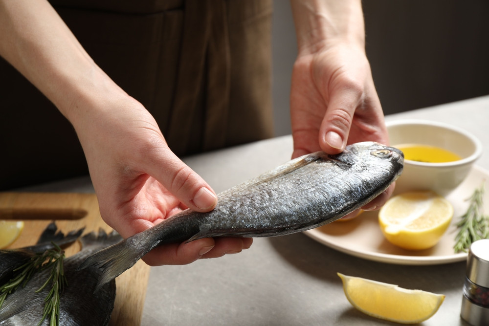 Comment éliminer les odeurs de poisson sur les mains ?