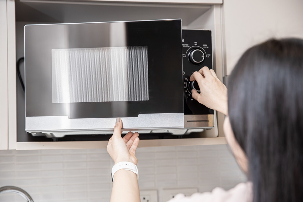 La fonction décongélation du micro-ondes : bon ou mauvais pour la santé ?