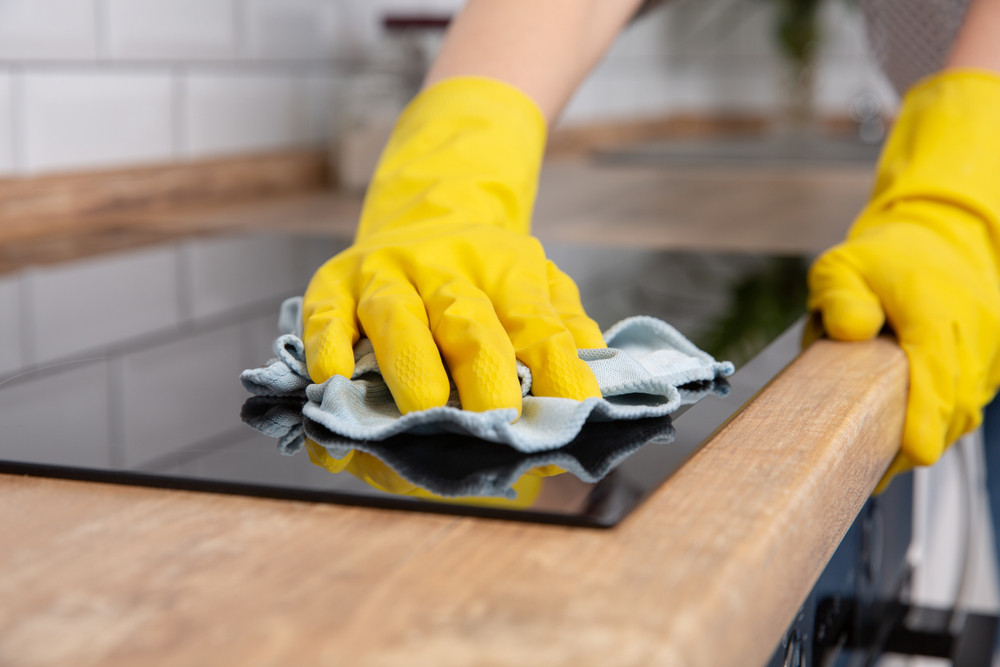 Comment retirer les traces de casserole sur les plaques de cuisson ?