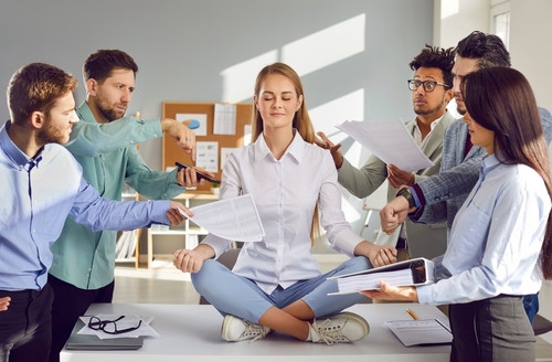 Yoga au bureau : 7 mouvements pour soulager les tensions