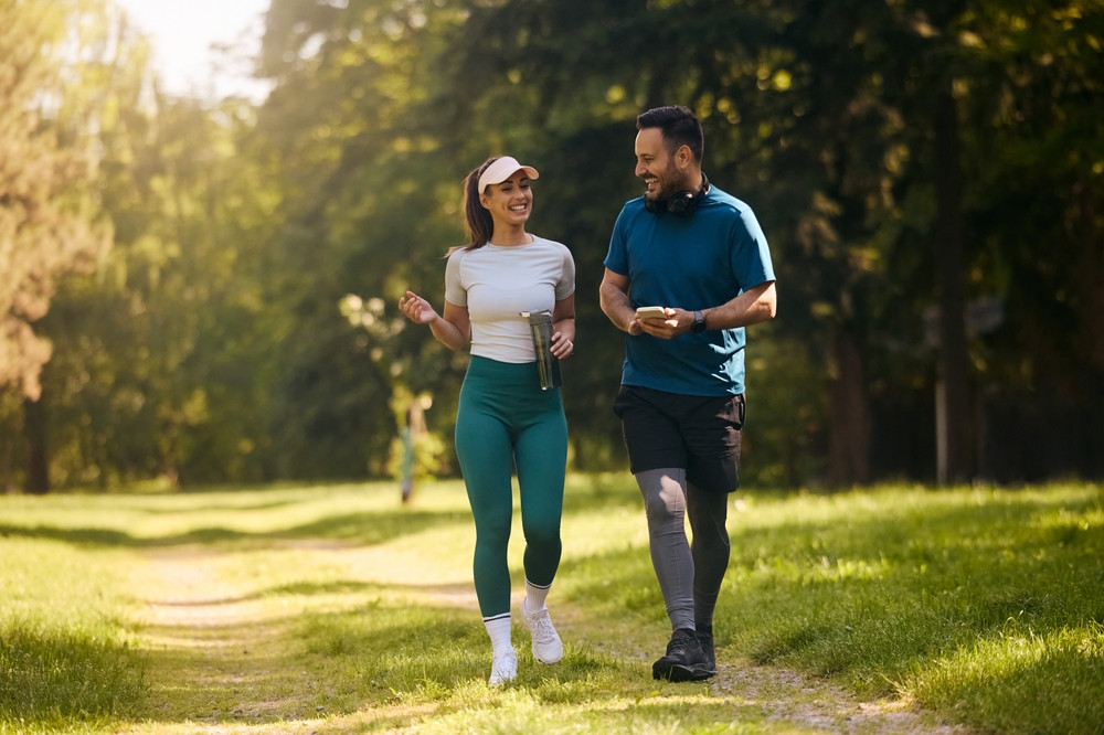 Rétro-walking : boostez votre routine fitness en marchant à reculons