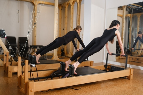 Pilates Reformer : La machine qui transforme votre corps plus rapidement que n'importe quel entraînement