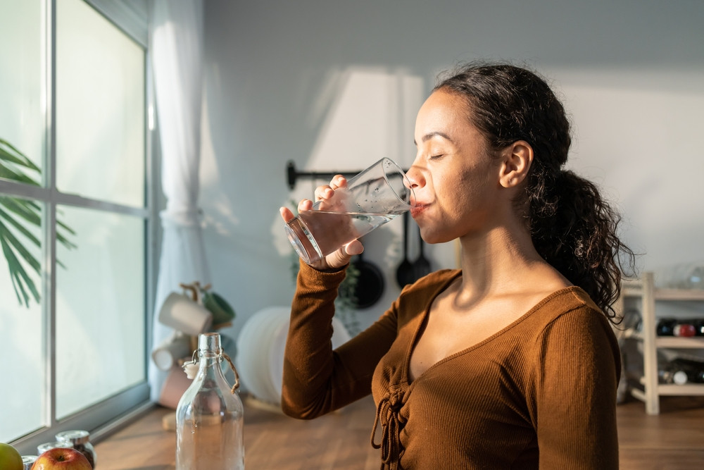 Est-ce que boire de l'eau diminue la rétention d'eau ?