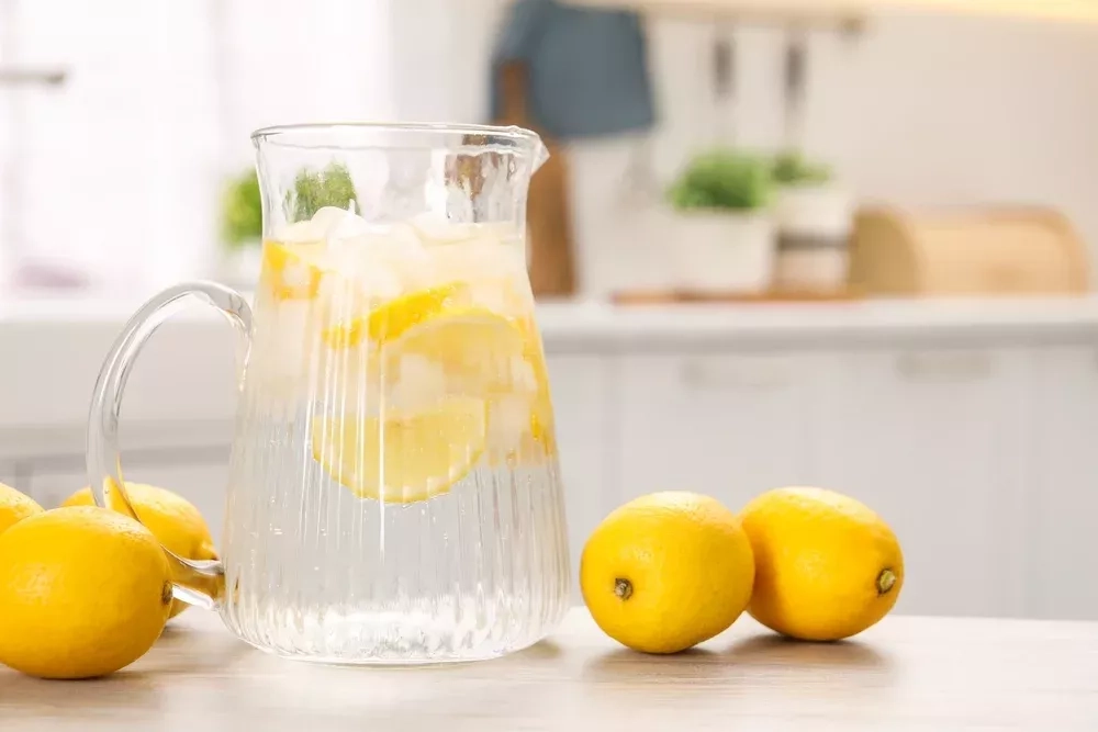 L’eau citronnée à jeun : mythe ou astuce minceur efficace ?