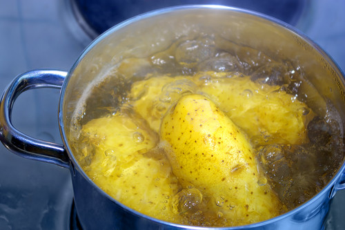 Faut-il éplucher les pommes de terre avant cuisson ? Avantages et inconvénients des deux méthodes