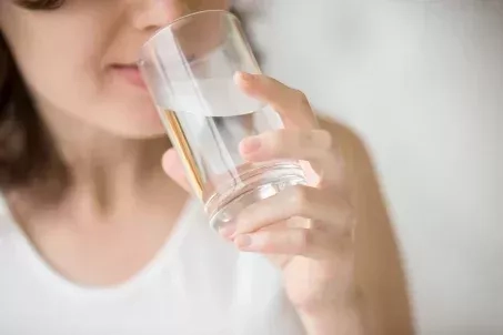 Boire beaucoup d’eau pendant le repas est-il conseillé ?