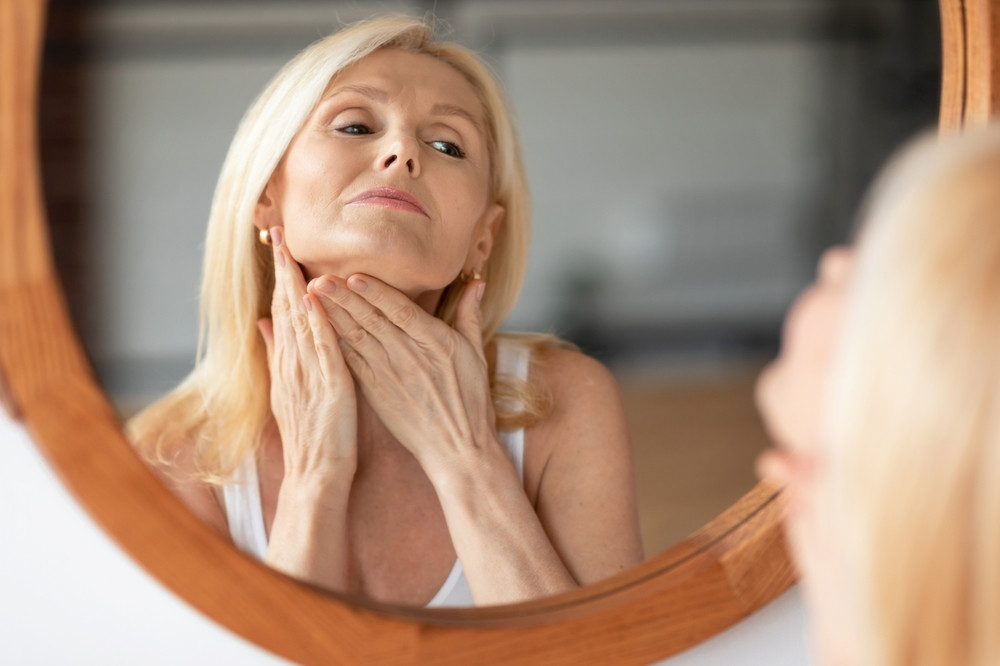 Les techniques de maquillage pour camoufler un double menton