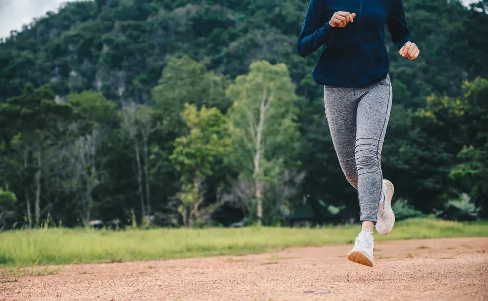 Vaut-il mieux courir plus vite ou plus longtemps pour brûler des graisses ?