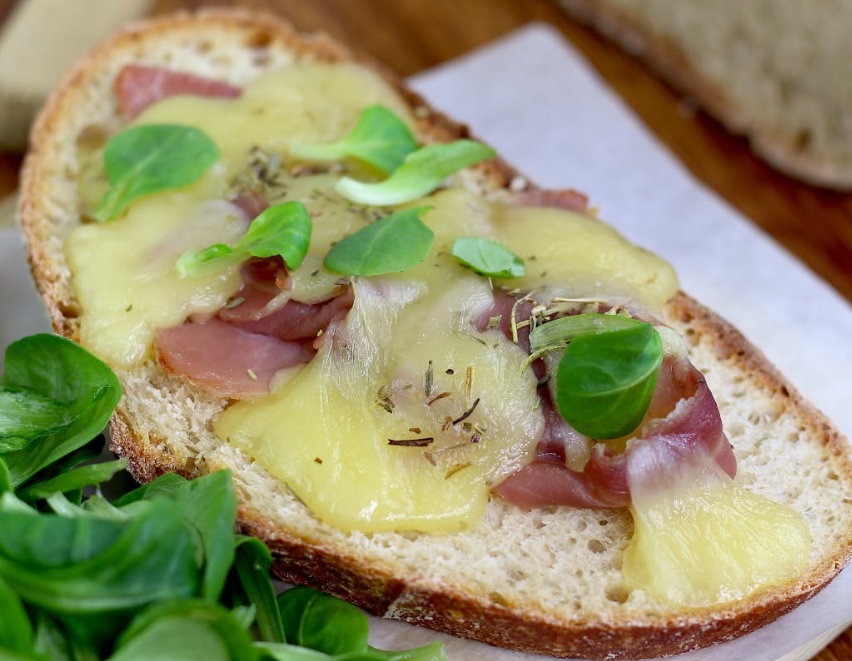 Recette de Bruschetta de raclette et salade⁣