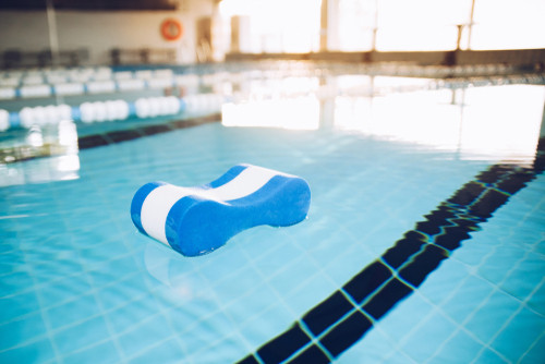 Les bienfaits du pull buoy en natation : muscles sollicités et avantages