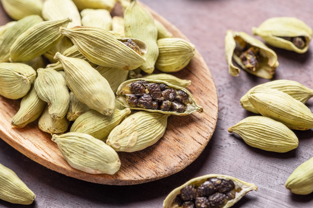 Avec quels aliments se marie le mieux la cardamone ?