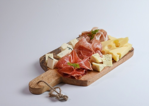 Comment préparer une planche de charcuterie et fromage légère ?