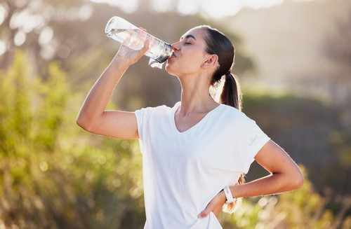 Ne pas boire assez d’eau aggrave-t-il les problèmes d’articulations ?