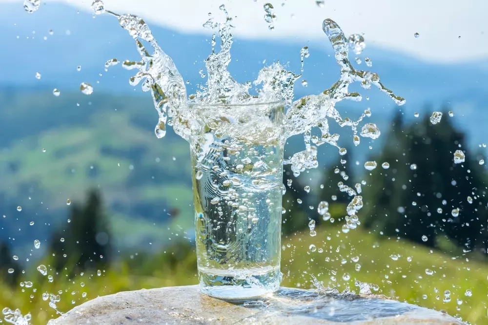 Faut-il éviter de boire de l'eau trop froide ou trop chaude ? Les conseils des experts pour bien s'hydrater