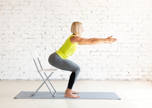 Le "chair squat" : l'exercice incontournable pour les plus de 65 ans