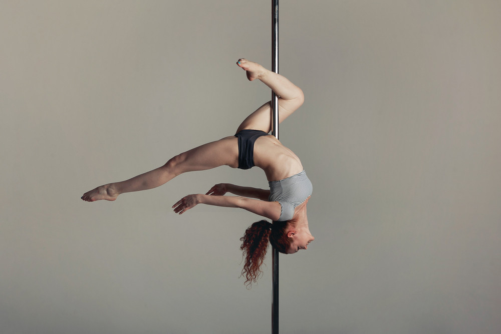 Les bienfaits du pole dance : un sport complet et libérateur