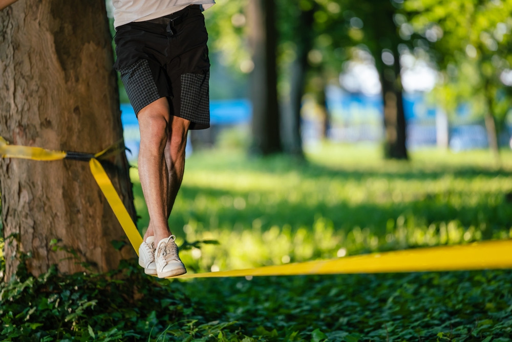 Les bienfaits du slackline : un sport d'équilibre complet