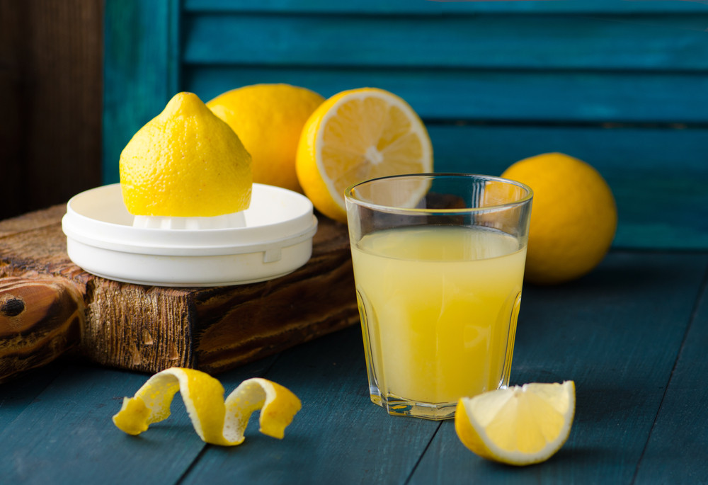 Pourquoi boire du jus de citron le soir ? Découvrez ses bienfaits nocturnes