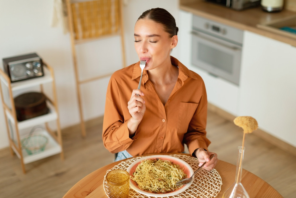 Manger doucement pour manger moins, ça marche ?