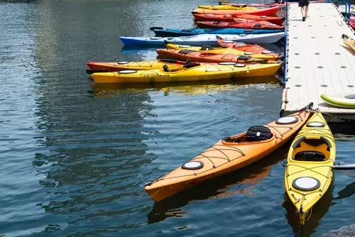 Les bienfaits du kayak : un sport complet pour le corps et l’esprit