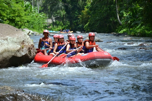 Les bienfaits du rafting : un sport complet pour le corps et l’esprit