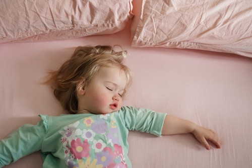 Sommeil des enfants : l’astuce scandinave qui les endort en 15 minutes et leur fait passer une nuit complète