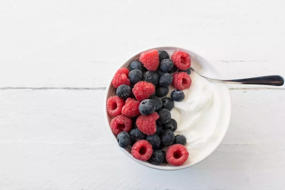 Ce yaourt moins cher que le skyr est tout aussi riche en protéines : l’alternative parfaite !