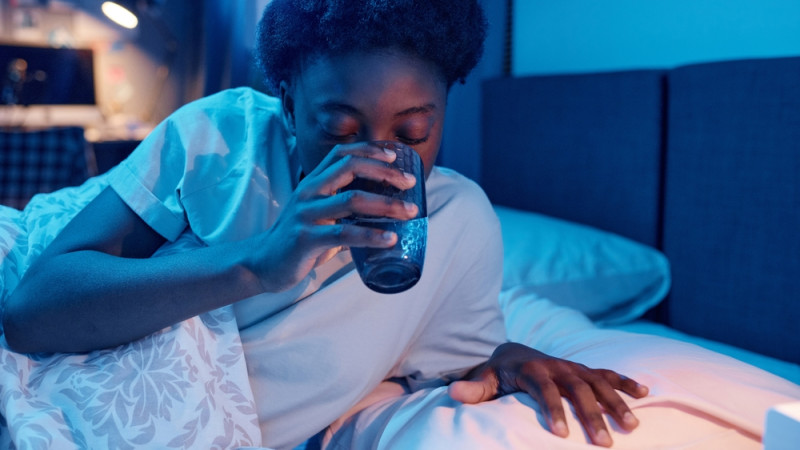 Boire de l'eau avant de se coucher : bonne ou mauvaise idée ?