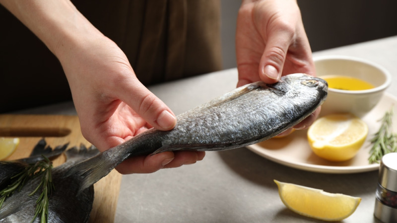 Comment éliminer les odeurs de poisson sur les mains ?