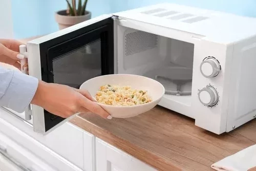 Où ne surtout pas installer son micro-ondes dans la cuisine ? L'erreur à éviter !