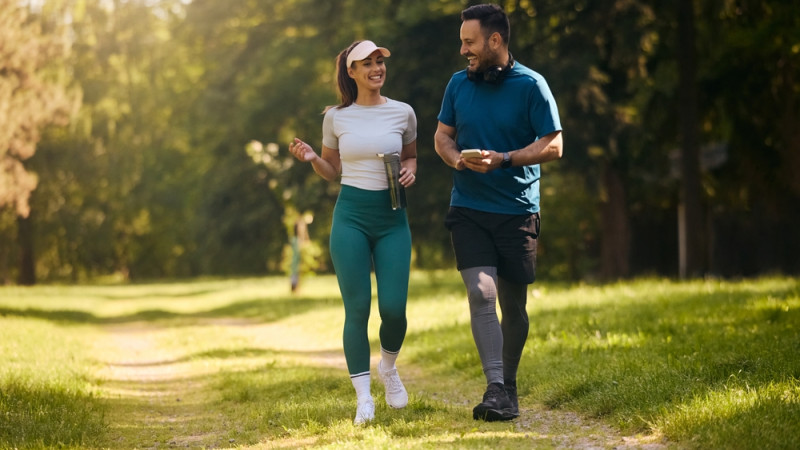 Rétro-walking : boostez votre routine fitness en marchant à reculons