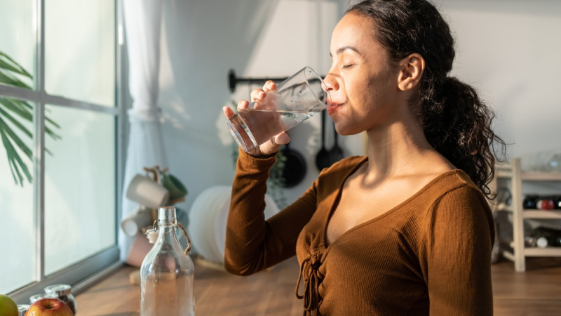 Est-ce que boire de l'eau diminue la rétention d'eau ?