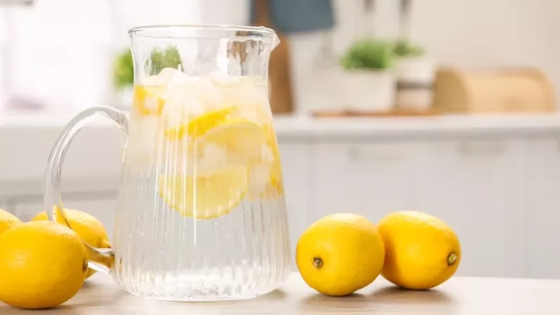 L’eau citronnée à jeun : mythe ou astuce minceur efficace ?