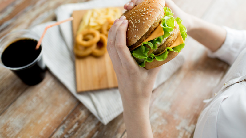 Jimmy Mohamed dévoile tous les secrets pour manger au fast-food sans grossir !