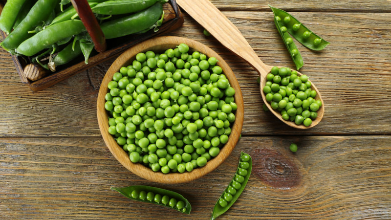 Cheveux soyeux et teint éclatant, le petit pois s’invite désormais dans nos produits cosmétiques