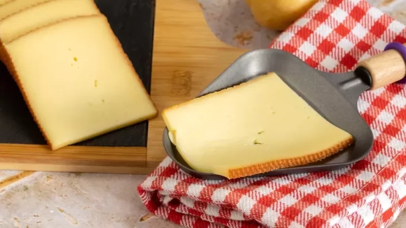 Remplacez les pommes de terre dans votre raclette : des alternatives saines et savoureuses recommandées par le Dr Jimmy Mohamed