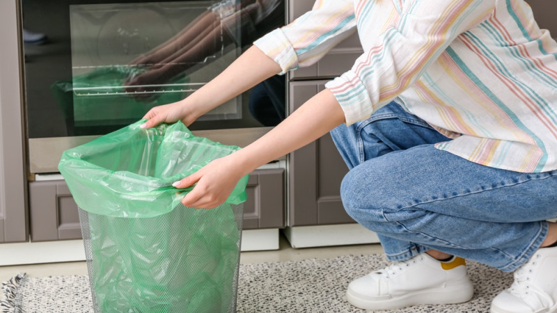 Comment installer un sac-poubelle facilement et rapidement ?