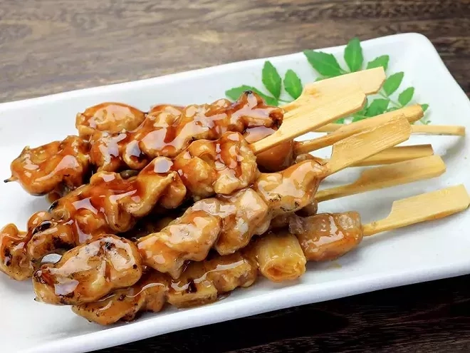 Comment faire des yakitoris légers ? Recettes et astuces pour des brochettes japonaises équilibrées