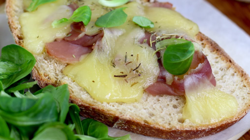 Recette de Bruschetta de raclette et salade⁣