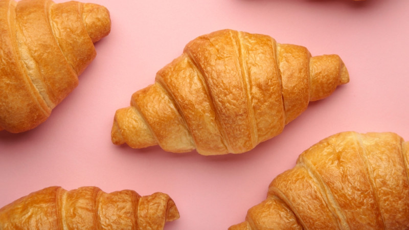 Flat croissant : quelle est cette nouvelle viennoiserie qui cartonne sur les réseaux sociaux ?