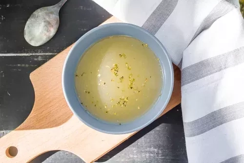 Bouillon de poule réconfortant : le remède naturel contre le rhume et la grippe