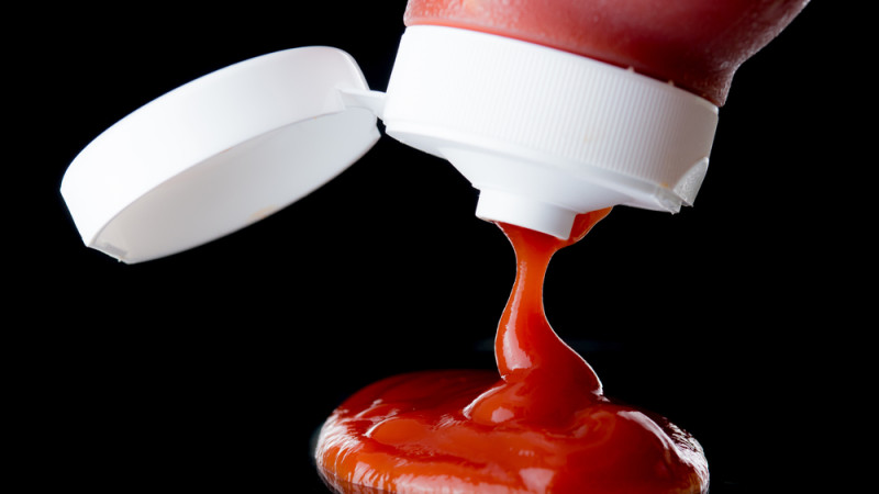 Tendance Tiktok : pourquoi certaines femmes se lavent les cheveux avec du ketchup ?