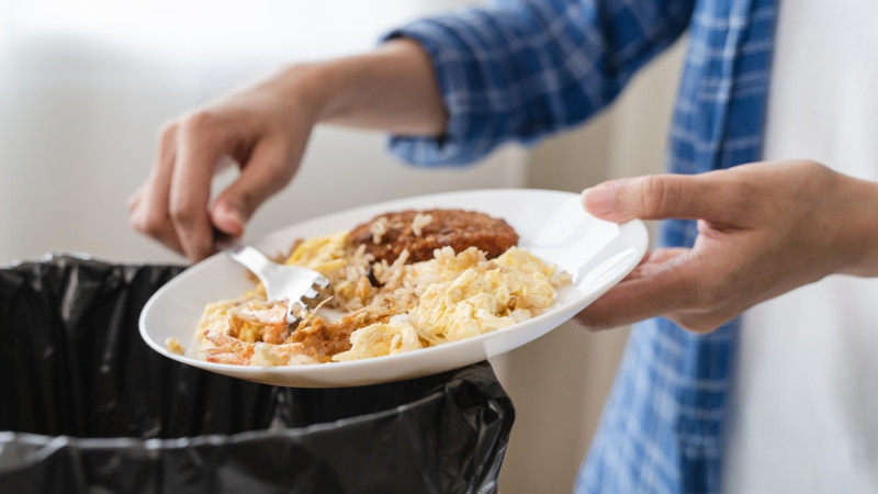 Gaspillage alimentaire : découvrez la quantité de nourriture jetée par les Français chaque semaine (c’est aberrant) !