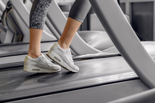 Les bienfaits de la marche inclinée sur tapis de course