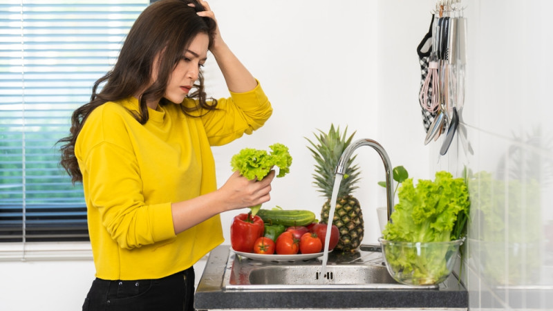 Pourquoi faut-il laver et éplucher les fruits et les légumes ? 