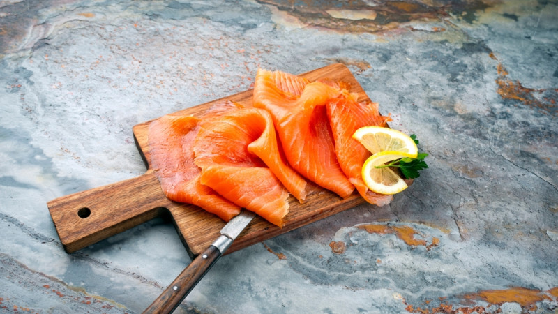 Orange vif, rose foncé ou rose pâle : quel saumon fumé acheter ?