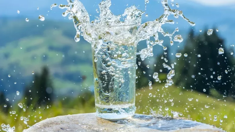 Faut-il éviter de boire de l'eau trop froide ou trop chaude ? Les conseils des experts pour bien s'hydrater