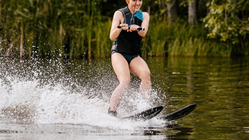 Les bienfaits du ski nautique : sport aquatique dynamique et complet