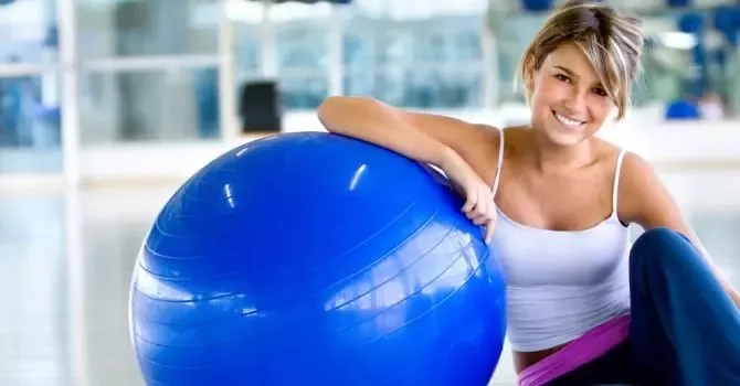 10 exercices avec une Swiss Ball pour un entraînement complet