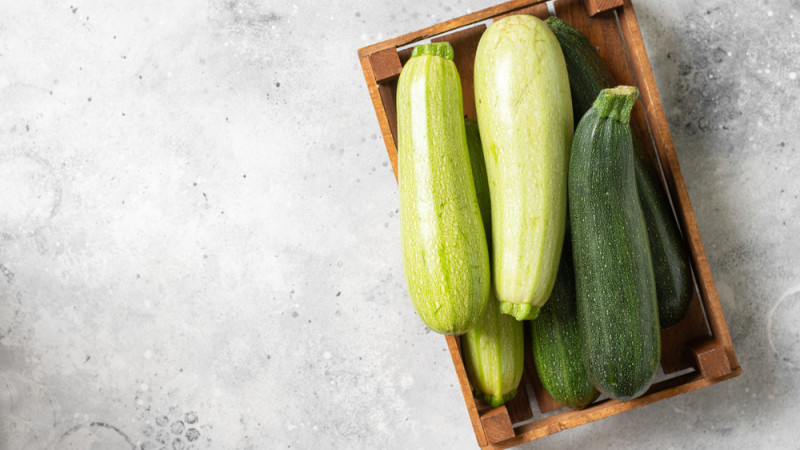 Faut-il éplucher la courgette ? Avantages et inconvénients